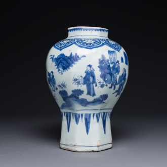 Een Chinese blauw-witte octagonale 'Zhi Ri Gao Sheng 指日高昇' vaas, Transitie periode