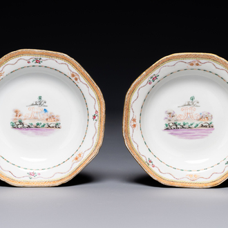 Paire d'assiettes en porcelaine de Chine famille rose monogrammées 'H' à décor de paysage, Jiaqing