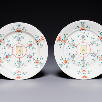 Paire d'assiettes en porcelaine de Chine famille rose à décor 'Province du Jiangxi', marque de noeud sans fin, 19/20ème