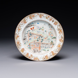 Rare assiette en porcelaine de Chine famille rose de Canton représentant un fonctionnaire voyageant le long de la rivière des Perles, Qianlong