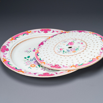 Grand plat avec passoire en porcelaine de Chine famille rose à décor floral, Qianlong