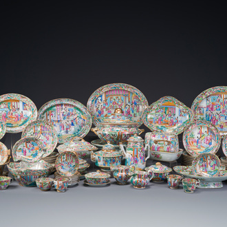 Grande service de table de 81 pièces en porcelaine de Chine famille rose de Canton, 19ème