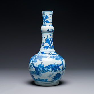 Vase de forme bouteille en porcelaine de Chine en bleu et blanc à décor de sages, époque Transition