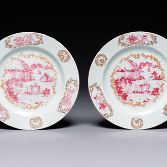 Paire d'assiettes en porcelaine de Chine en émaux rose à décor doré d’une vue sur le port, Qianlong