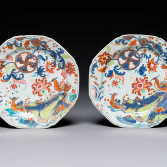 Paire d'assiettes en porcelaine de Chine famille rose à décor dit 'pseudo-feuilles de tabac', Qianlong