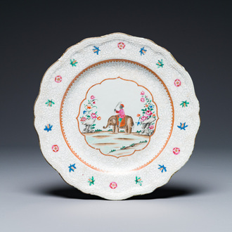 Assiette en porcelaine de Chine famille rose à décor d’un cornac sur son éléphant, Qianlong