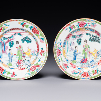 Paire d'assiettes en porcelaine de Chine famille rose à décor de Magu, Yongzheng