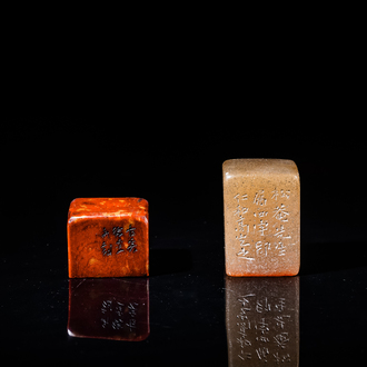 Een Chinese 'kippenbloed' spekstenen zegelstempel en een roodbruine jade zegelstempel, Qing