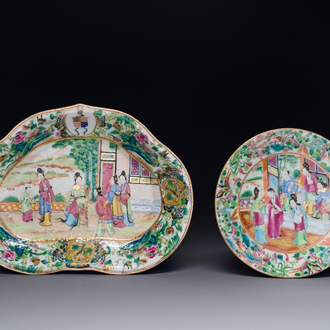 Un plat lobé armorié en porcelaine de Chine famille rose de Canton et une assiette, 19ème