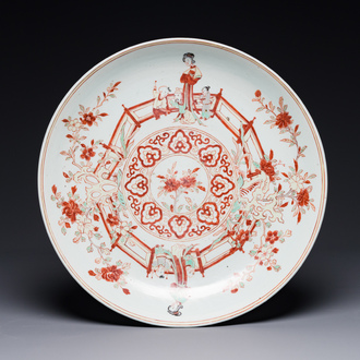 Een Chinese wucai schotel met figuratief en floraal decor, Jiajing merk, Transitie periode