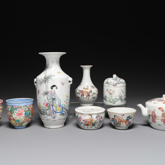 Een gevarieerde collectie Chinees famille rose en qianjiang cai porselein, 19/20e eeuw