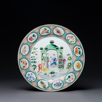 Assiette en porcelaine de Chine famille rose à décor 'à la tonnelle' d’après un dessin de Cornelis Pronk, Qianlong