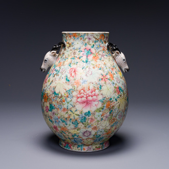 Vase de fome 'hu' en porcelaine de Chine famille rose à décor 'millefleurs', marque de Qianlong, République