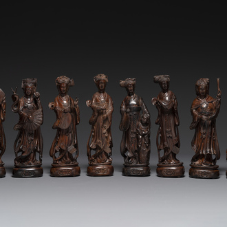 Acht Chinese houten sculpturen van godinnen, 19e eeuw