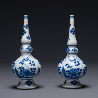Paire d'aspersoirs en porcelaine de Chine en bleu et blanc pour le marché islamique, Kangxi