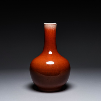 Vase de forme bouteille en porcelaine de Chine en rouge de cuivre, 19ème