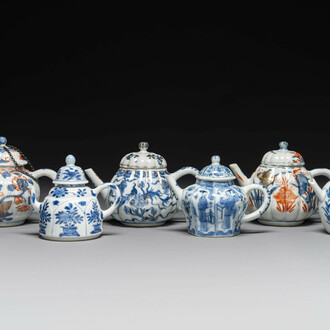 Six théières en porcelaine de Chine en bleu et blanc et de style Imari, Kangxi/Yongzheng