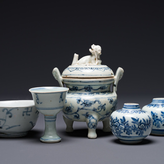 Deux pots en porcelaine de Chine en bleu et blanc, une coupe à pied, un bol et un brûle-parfum, marque Chenghua, Ming