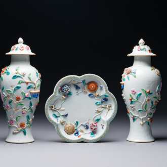 Une paire de vases couverts et une assiette en porcelaine de Chine famille rose à décor floral en relief, Yongzheng