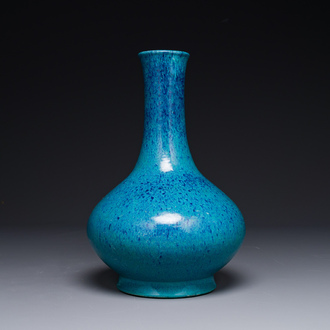 Vase de forme bouteille en porcelaine de Chine à émail œuf de rouge-gorge, 19ème