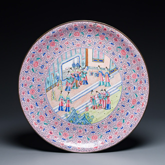 Grand plat en émaux de Canton à décor narratif, Chine, 19ème