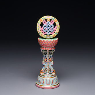 Rare instrument rituel en porcelaine de Chine famille rose, marque et époque de Qianlong