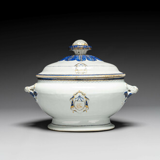 Soupière couverte monogrammée en porcelaine de Chine en émaux bleu à décor doré, Qianlong