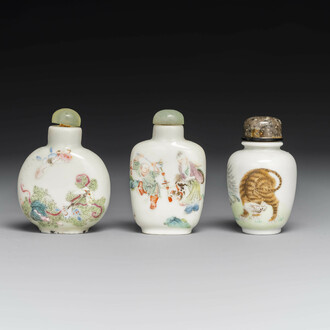Trois tabatières variées en porcelaine de Chine famille rose, marque et époque de Daoguang