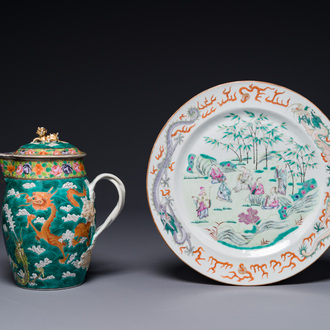 Une cruche en porcelaine de Chine famille rose sur fond vert  à décor de dragons et un plat à decor 'sept sages' et à bord de dragons, 19ème