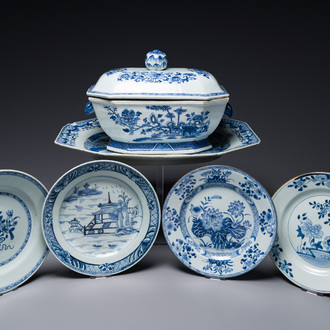 Une soupière couverte sur son support en porcelaine de Chine en bleu et blanc et quatre assiettes, Qianlong