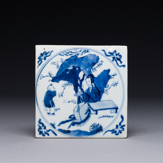 Carreau en porcelaine de Chine en bleu et blanc à décor de 'Longue Dame', Kangxi