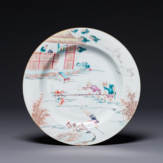 Assiette en porcelaine de Chine famille rose à décor de pêcheurs, Yongzheng/Qianlong