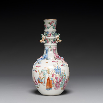 Een Chinese flesvormige famille rose '18 Luohan' vaas, 19e eeuw