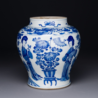 Vase en porcelaine de Chine en bleu et blanc à décor des 'Longues Dames', Kangxi