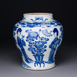 Een Chinese blauw-witte vaas met 'Lange Lijzen', Kangxi