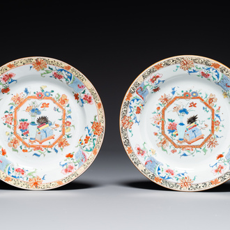 Paire de plats en porcelaine de Chine famille rose à décor d'antiquités, Yongzheng
