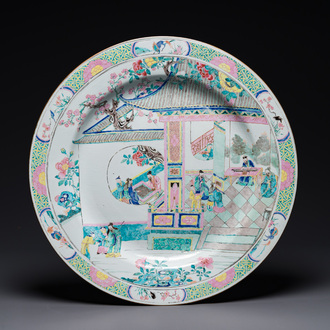 Plat massif en porcelaine de Chine famille rose à décor narratif, Yongzheng