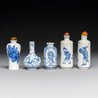 Cinq tabatières variées en porcelaine de Chine en bleu et blanc, marque de Yongzheng, 19/20ème