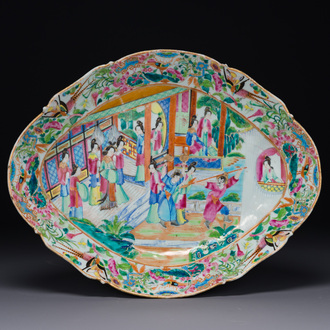 Tazza de forme ovale en porcelaine de Chine famille rose de Canton à décor narratif, 19ème