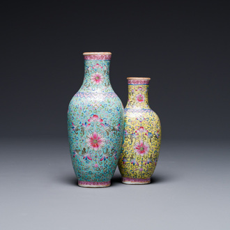 Een Chinese famille rose dubbele vaas met floraal decor, Qianlong merk, 19e eeuw