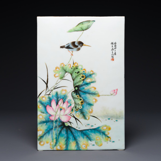 Plaque en porcelaine de Chine famille rose, signée Cheng Yiting 程意亭, 20ème