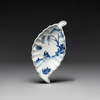 Rare coupe en forme de feuille en porcelaine de type Chine ko-sometsuke pour le Japon, Tianqi