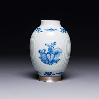 Beau pot en porcelaine de Chine en bleu et blanc à monture en argent, signé Bo Gu Zhai 博古斎, marque Jiajing, Kangxi