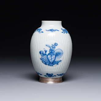 Een fijne Chinese blauw-witte pot met zilveren montuur, gesigneerd Bo Gu Zhai 博古斎, Jiajing merk, Kangxi