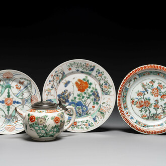 Trois assiettes et une théière en porcelaine de Chine famille verte, Kangxi