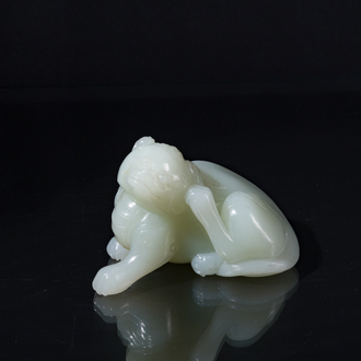 Een fijne Chinese celadon jade sculptuur van een mythisch dier, 17/18e eeuw