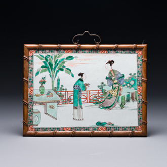 Een rechthoekige Chinese famille verte plaquette in houten imitatiebamboe kader, Kangxi