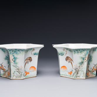 A pair of Chinese qianjiang cai jardinieres, signed Cha Yishun 查義順, 19/20th C.