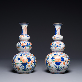 Paire de vases de forme triple gourde en porcelaine de Chine verte-Imari, Kangxi