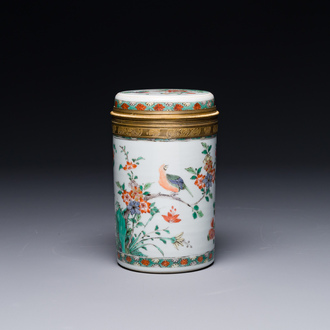 Boîte de forme cylindrique couverte en porcelaine de Chine famille verte à monture en bronze doré, Kangxi